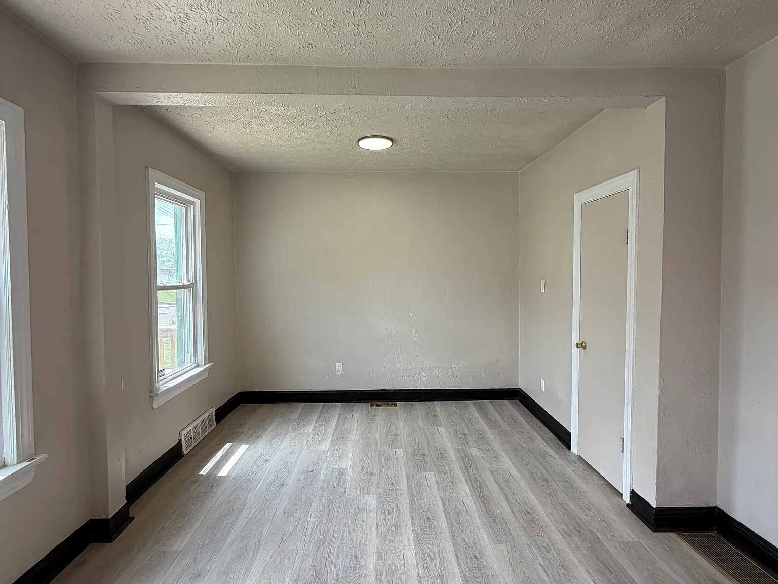 4 bed, 1360 sqft, $1,400 — Photo 2