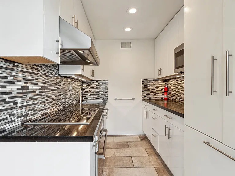 2121 Laguna St #25A — Photo 6
