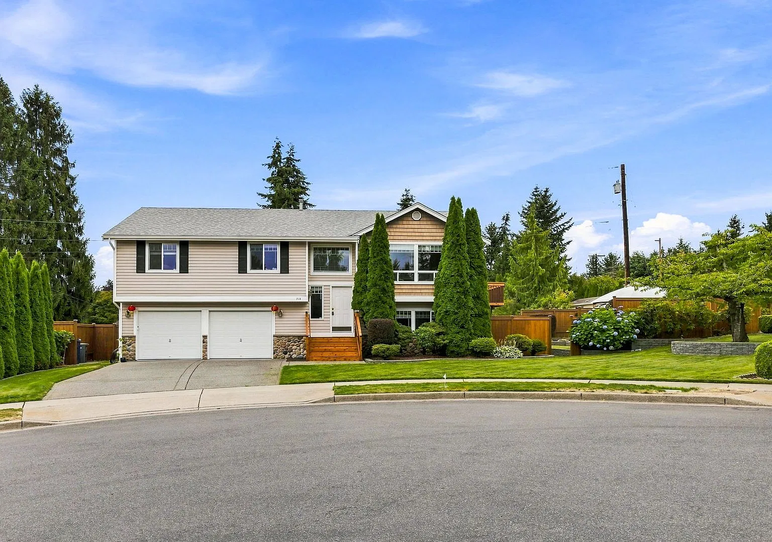 4 Bedroom, 3 Bathroom Single Family Home in Lynnwood, $3750 per month — Photo 2