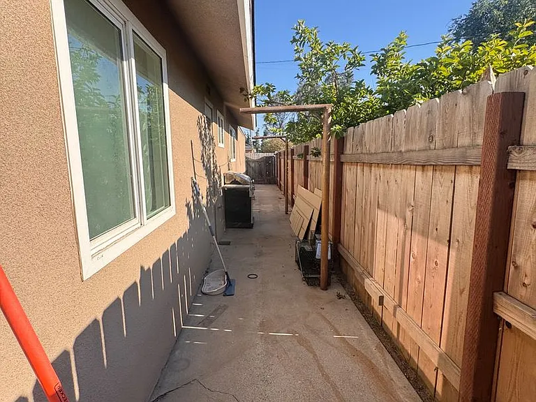 1020 E Brown Ave — Photo 4