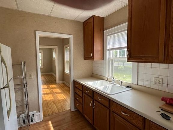 2nd image of 403 Stillwater Ave W