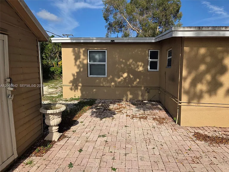 289 NE 45th Ct — Photo 18