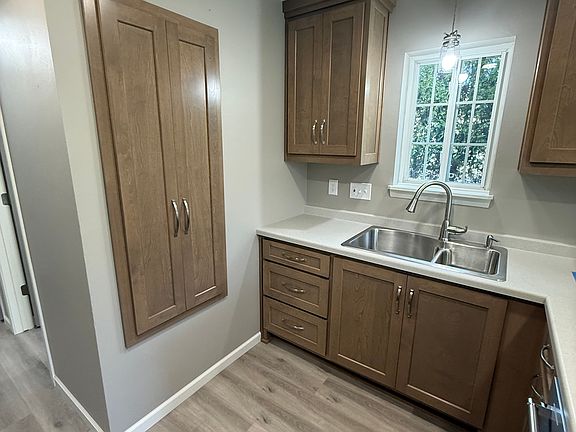 4th image of 2549 Woodale Ave #2549