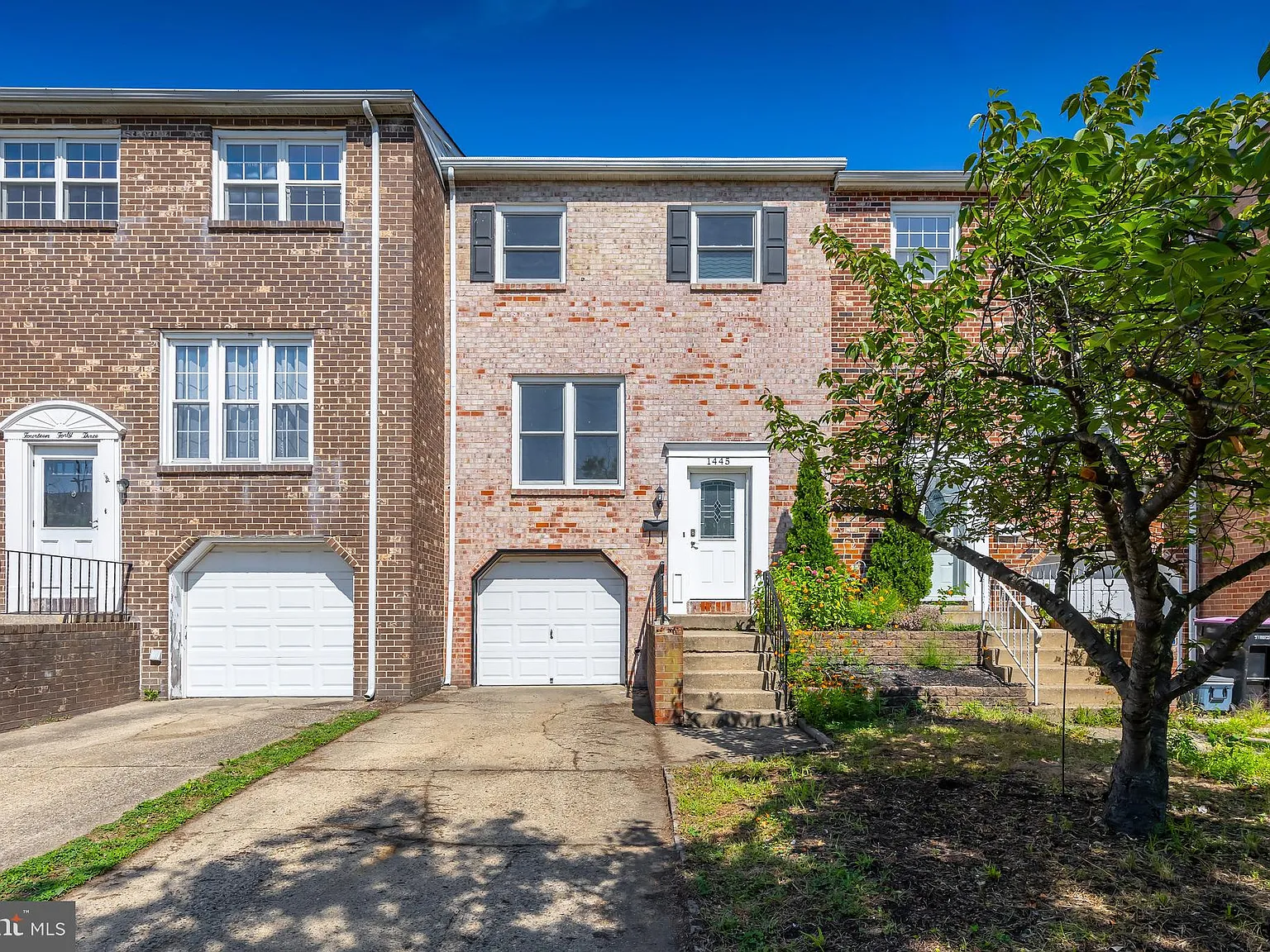 3 bed, 1.5 bath, 2052 sqft, $2,400 — Photo 1
