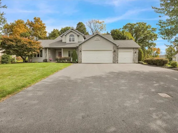 272 W Walnut Tree Dr, Blandon, PA 19510