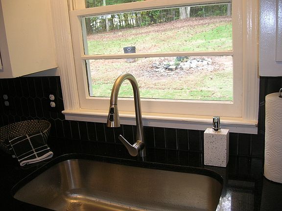 5th image of 144 Woodland Cir