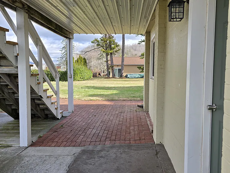 Hattie Ave — Photo 3