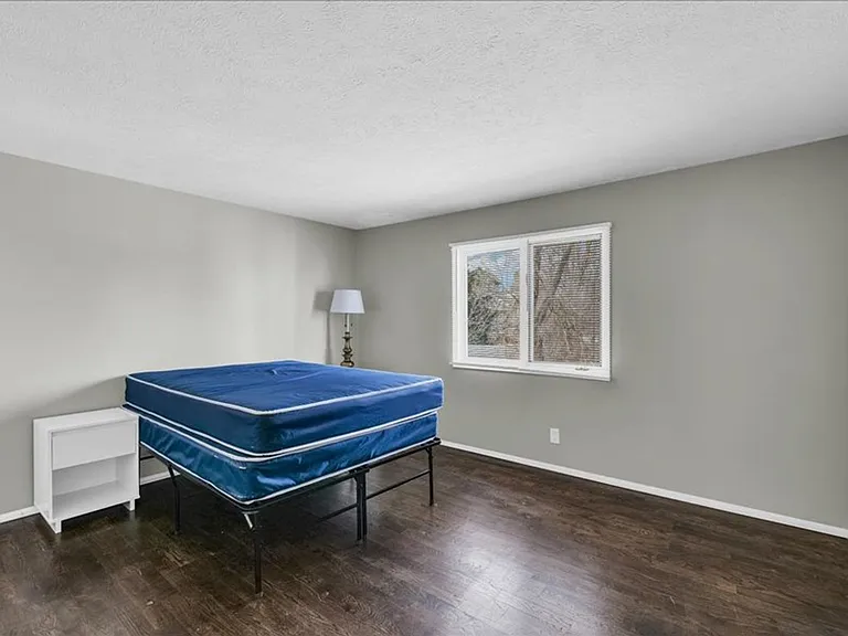 8 Ross — Photo 40