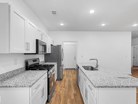 5th image of 204 E Gum St