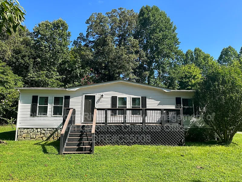 3 bed, 2.0 bath, 1200 sqft, $1,800 — Photo 2