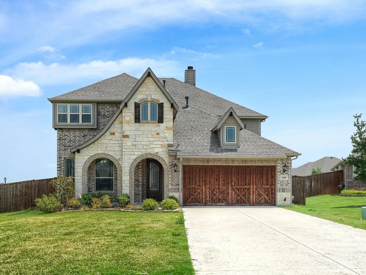 5 bed, 3.5 bath, 3268 sqft, $3,300 — Photo 2
