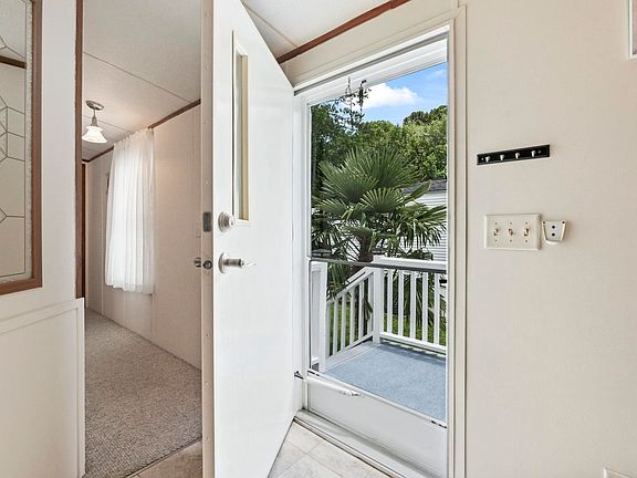 3rd image of 916 Periwinkle Pl.