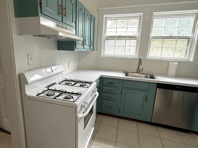 2312 Hawthorne Ave — Photo 8