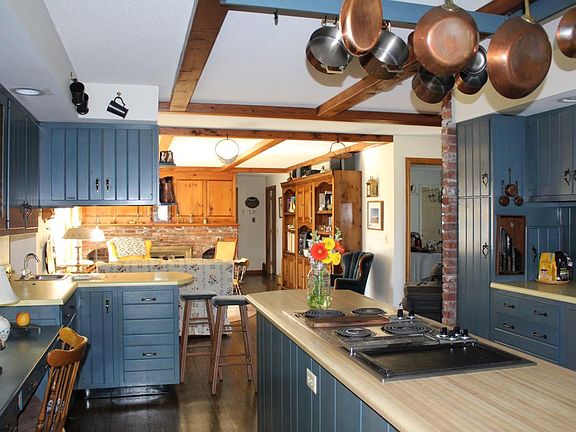 Open kitchen w/ breakfast bar