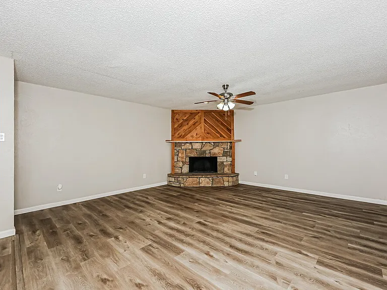 933 Lemontree Dr — Photo 3