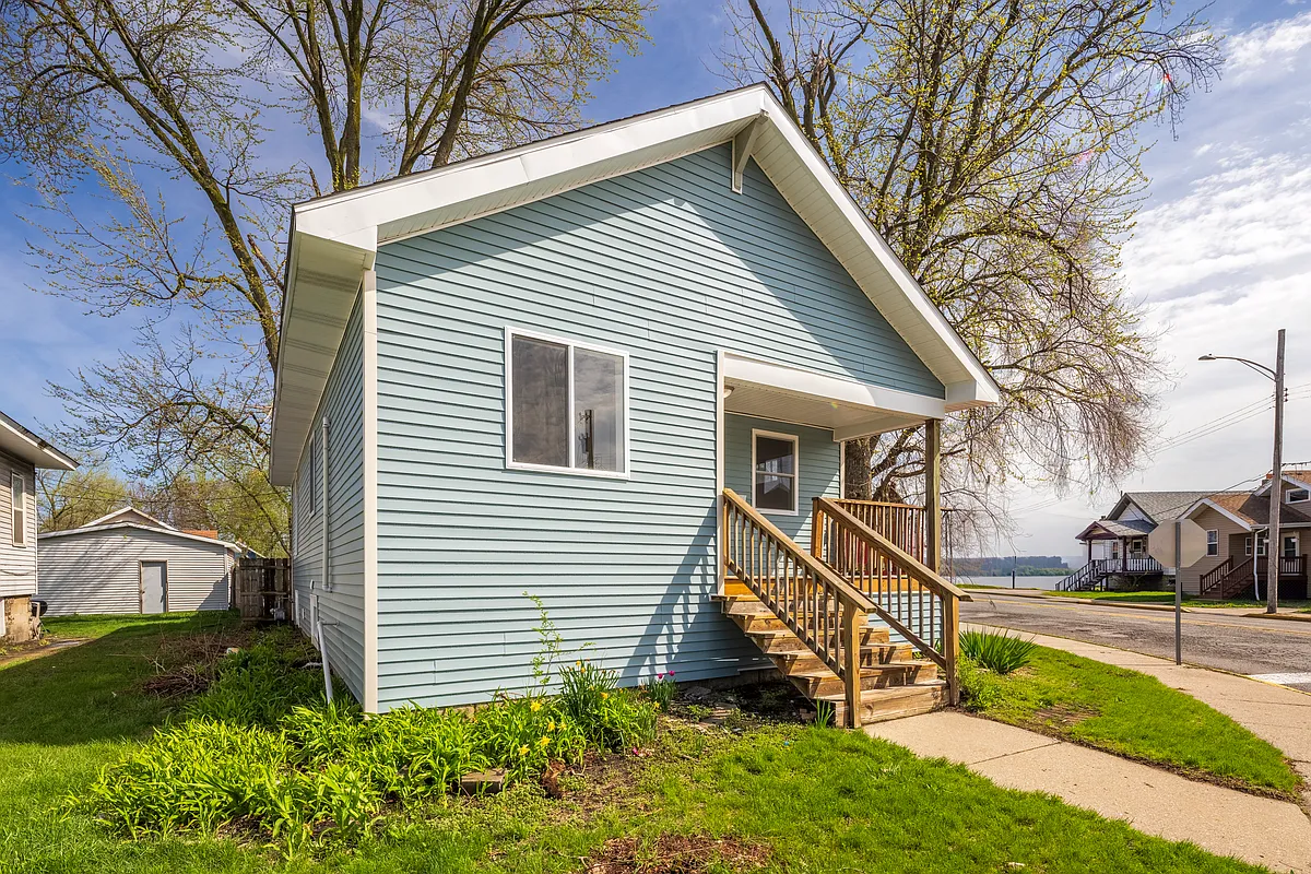 Building Photo - 553 Highland St