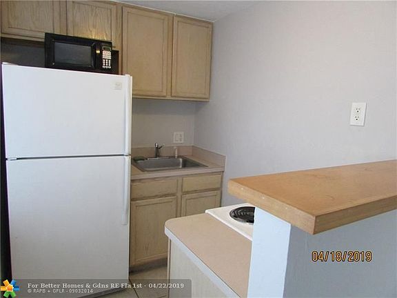 4th image of 401 SE 18th St APT 3