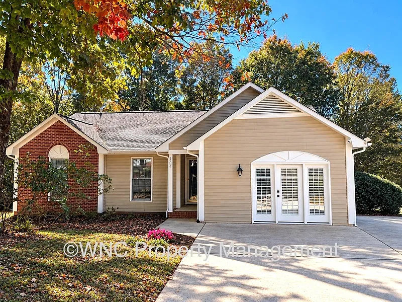 3 bed, 2.0 bath, 1750 sqft, $2,200 — Photo 1