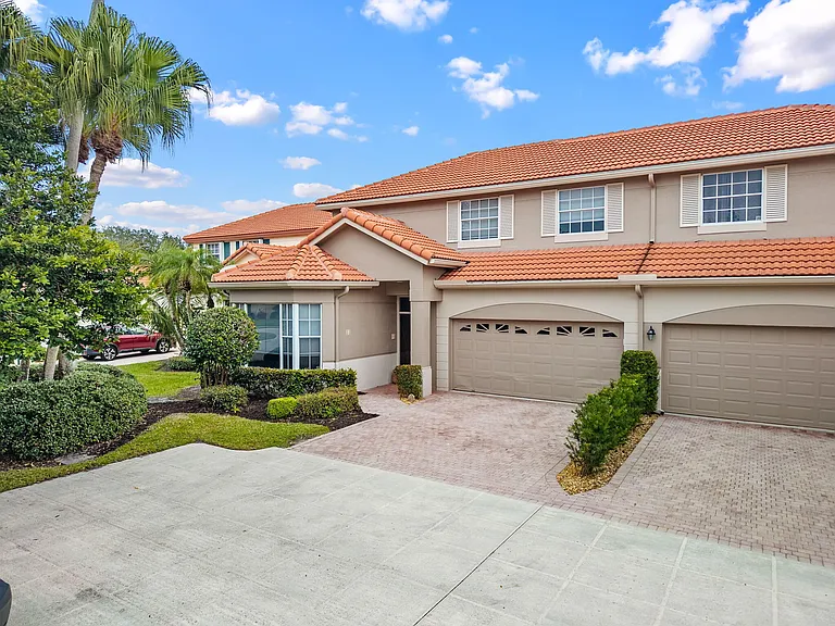 33 Monterey Pointe Dr — Photo 3