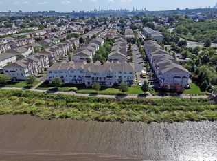20 Mallard Pl, Secaucus, NJ 07094