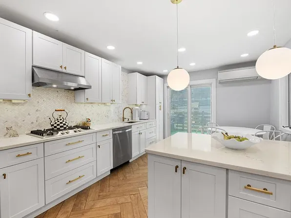 522 E 8th St, Brooklyn, NY 11218