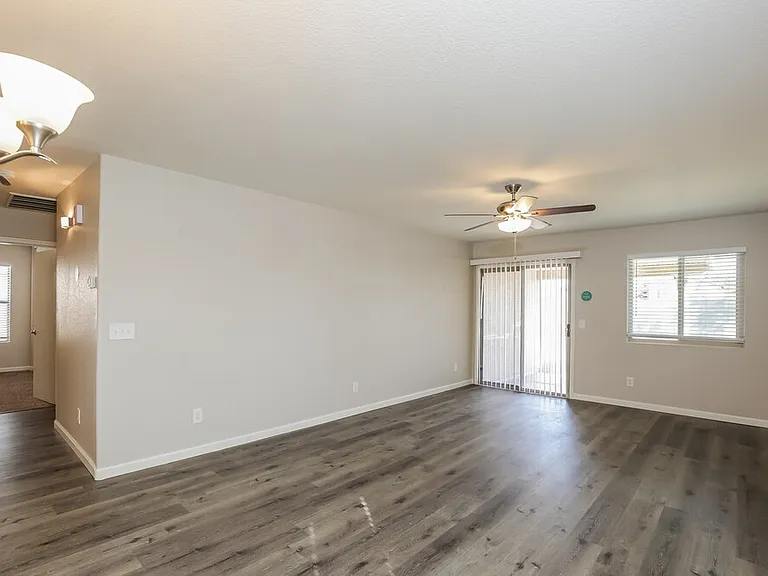 1074 E Silversmith Trl — Photo 3