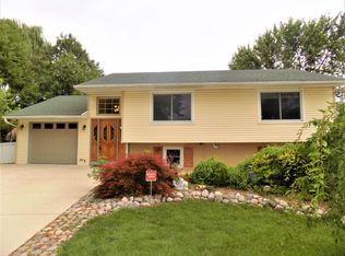 4 Forestway Ct, Buffalo Grove, IL 60089