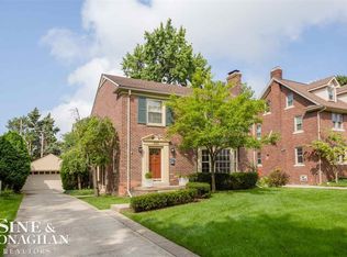 823 Lakepointe St, Grosse Pointe, MI 48230