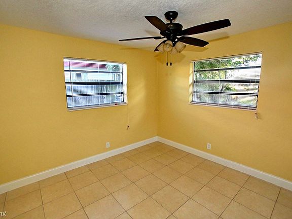 5th image of 124 NW 15th Ct