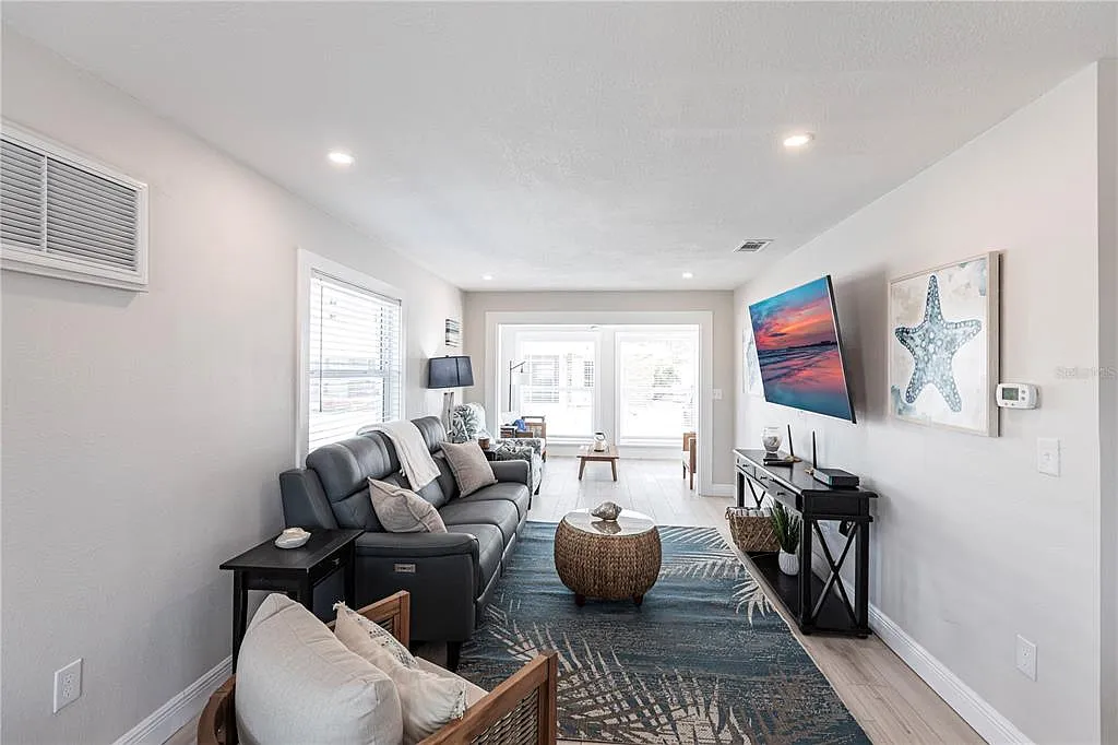 1 bed, 1.0 bath, 802 sqft, $8,370 — Photo 4