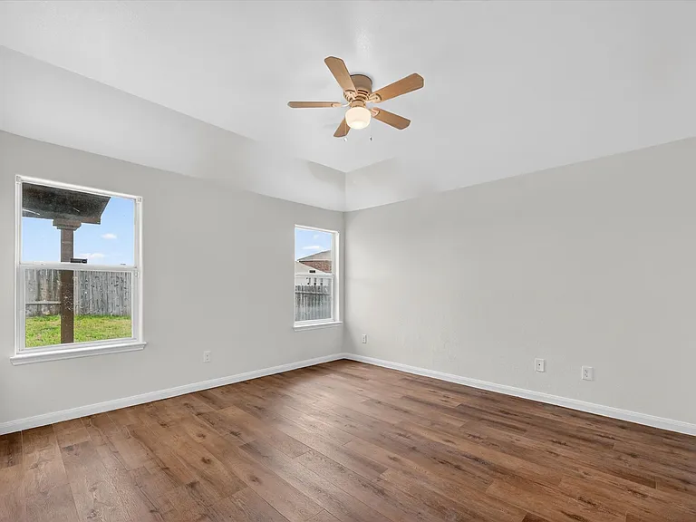 204 Lamont Rd — Photo 9