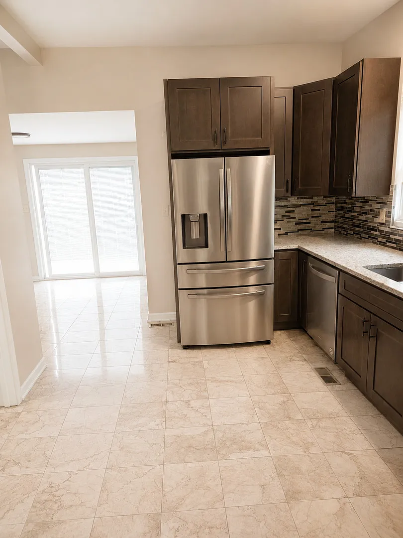 4 bed, 2.0 bath, 1700 sqft, $2,400 — Photo 3