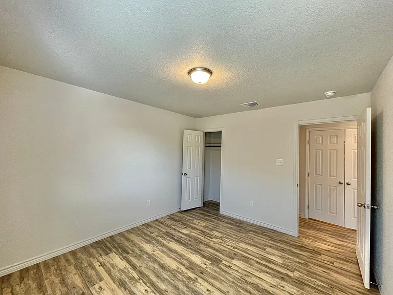 1821 Castroville Trl — Photo 14