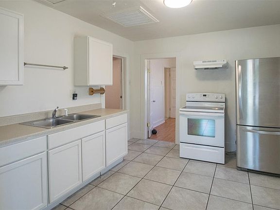 4th image of 1102 S Avenue B