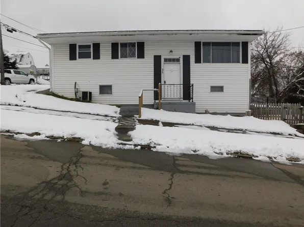 35 Pershing Ave, Uniontown, PA 15401