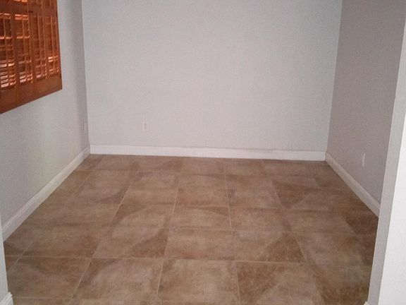 10x9 dining room area can be used to seat 6, or as an exercise room, arts and crafts, or an office.