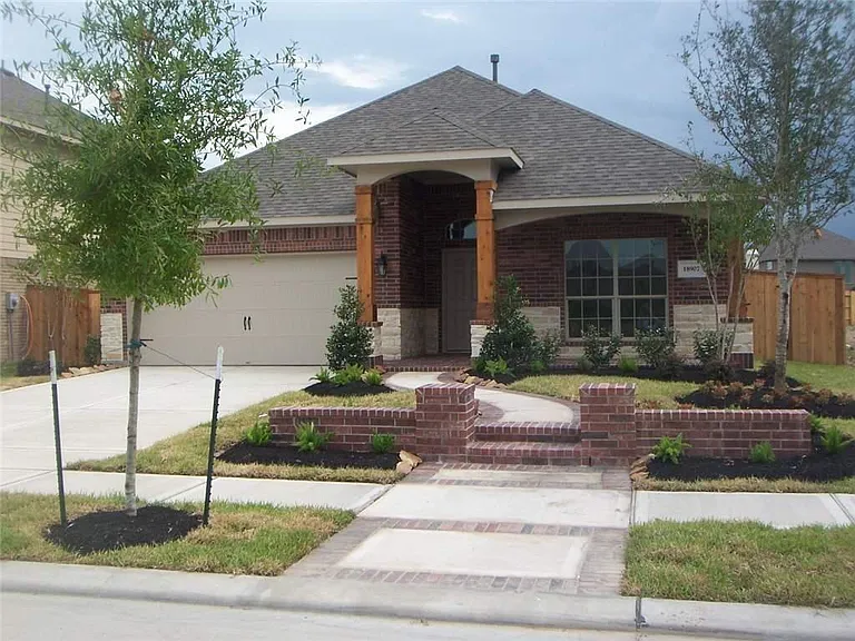 18907 Cove Pointe Dr — Photo 1