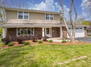 N62W24102 Hickory Dr, Sussex, WI 53089