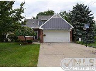 565 Greens Way Blvd, Lapeer, MI 48446