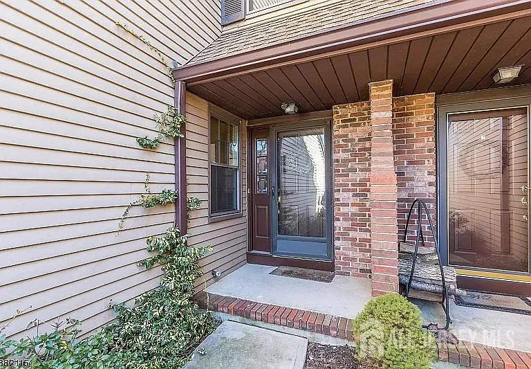 2 bed, 2.5 bath, 1325 sqft, $3,200 — Photo 2