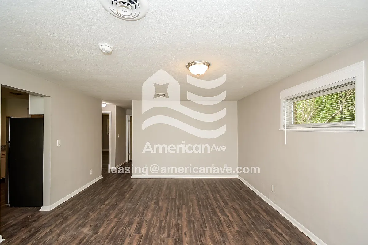 1458436_002_living_room_2.jpg - 2518 E 5th St