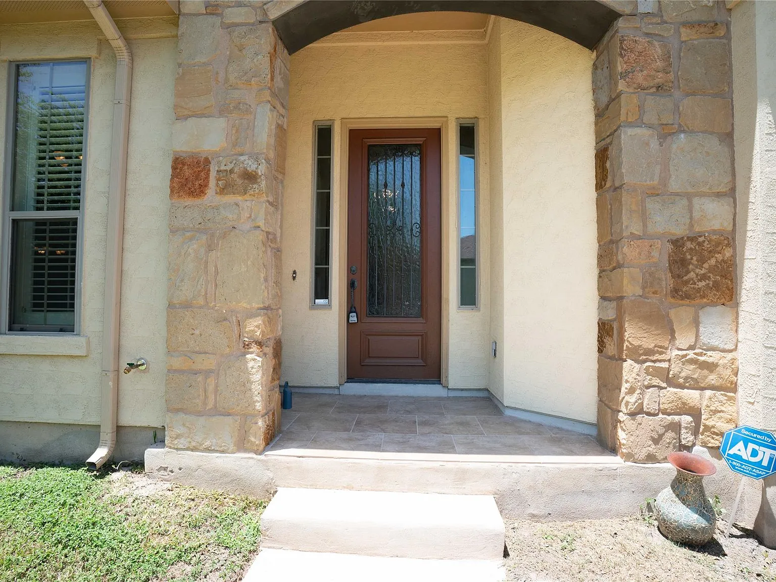 3 bed, 2.5 bath, 2250 sqft, $3,300 — Photo 3