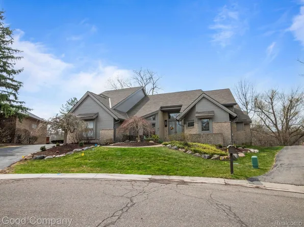 2960 Oakbrooke Ct, West Bloomfield, MI 48323