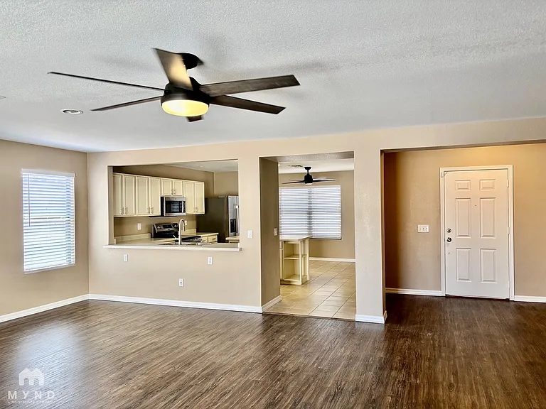 8128 W Mission Ln — Photo 2