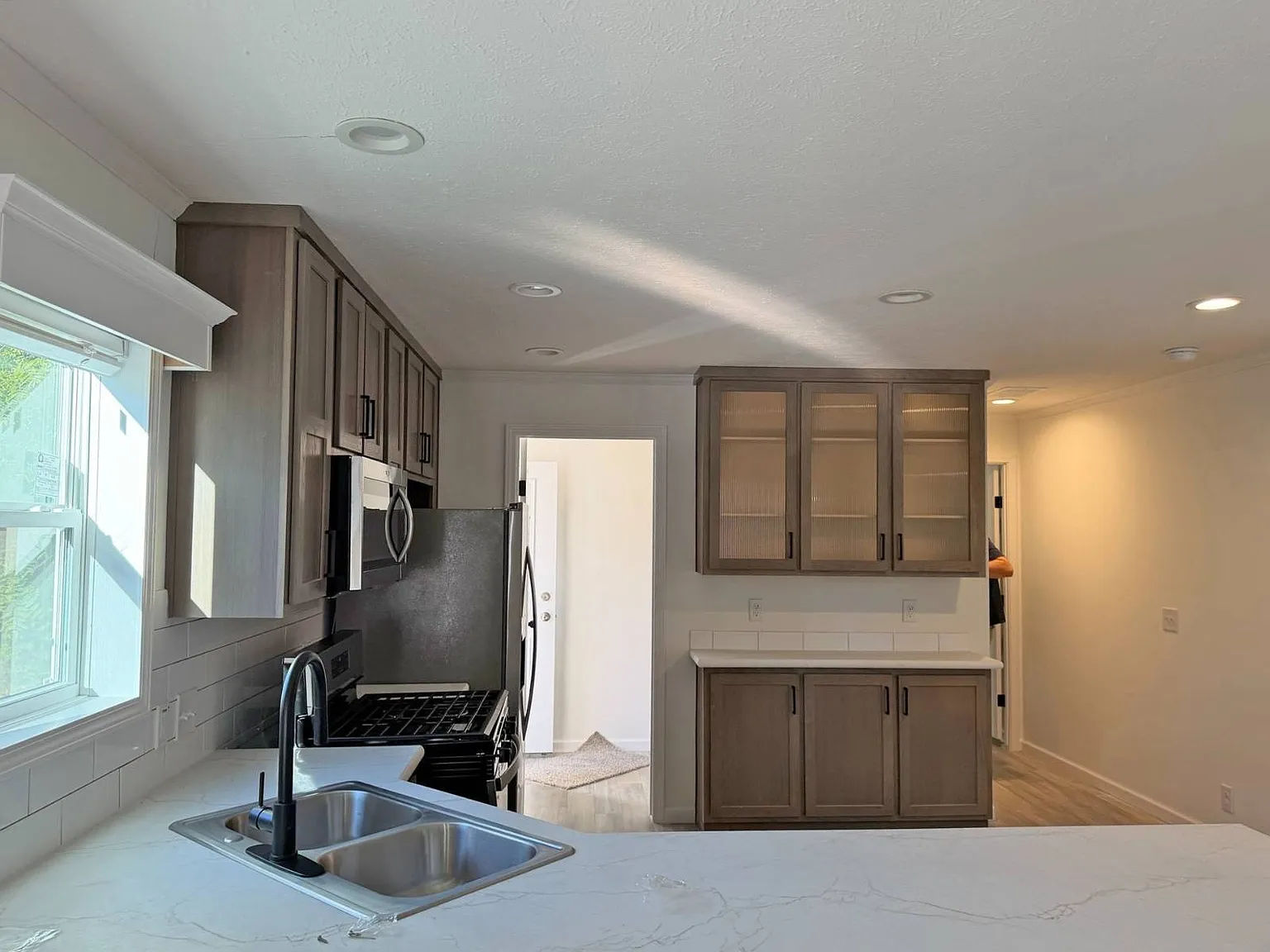 3 bed, 2.0 bath, 1140 sqft, $1,400 — Photo 2