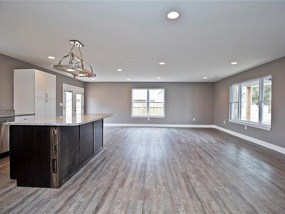 4th image of 505 Charlotte St