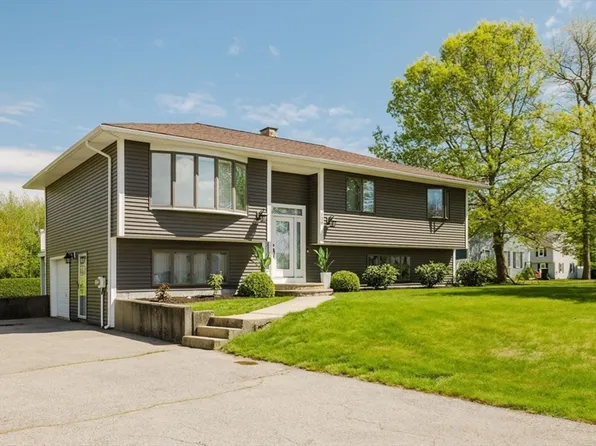 120 Trolley Car Dr, Somerset, MA 02726