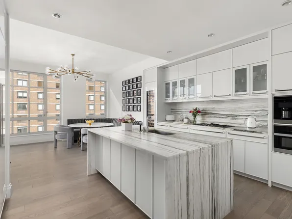 200 East 95th Street image 4 of 16