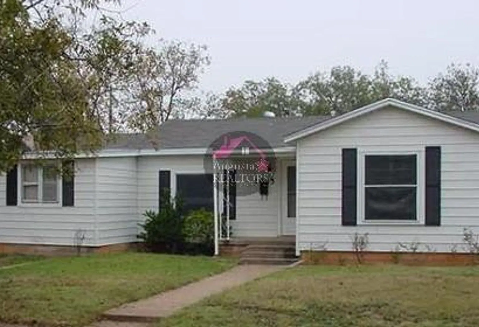 Southside 3 Bedroom with Large Fenced Backyard — Photo 1