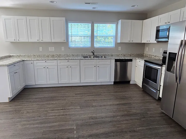 1151 Bentley Ct — Photo 2